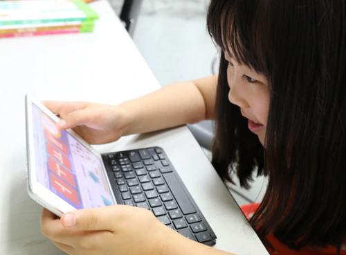 Ji-Yoon using the application on her own